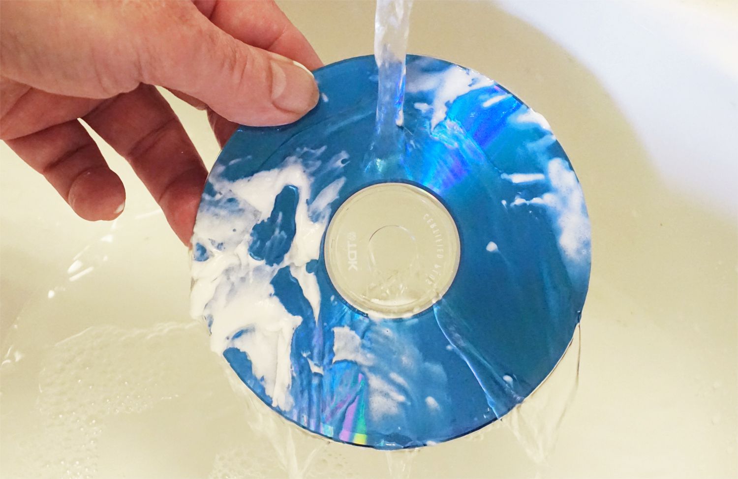 Poškrábaná zubní pasta na CD opláchněte