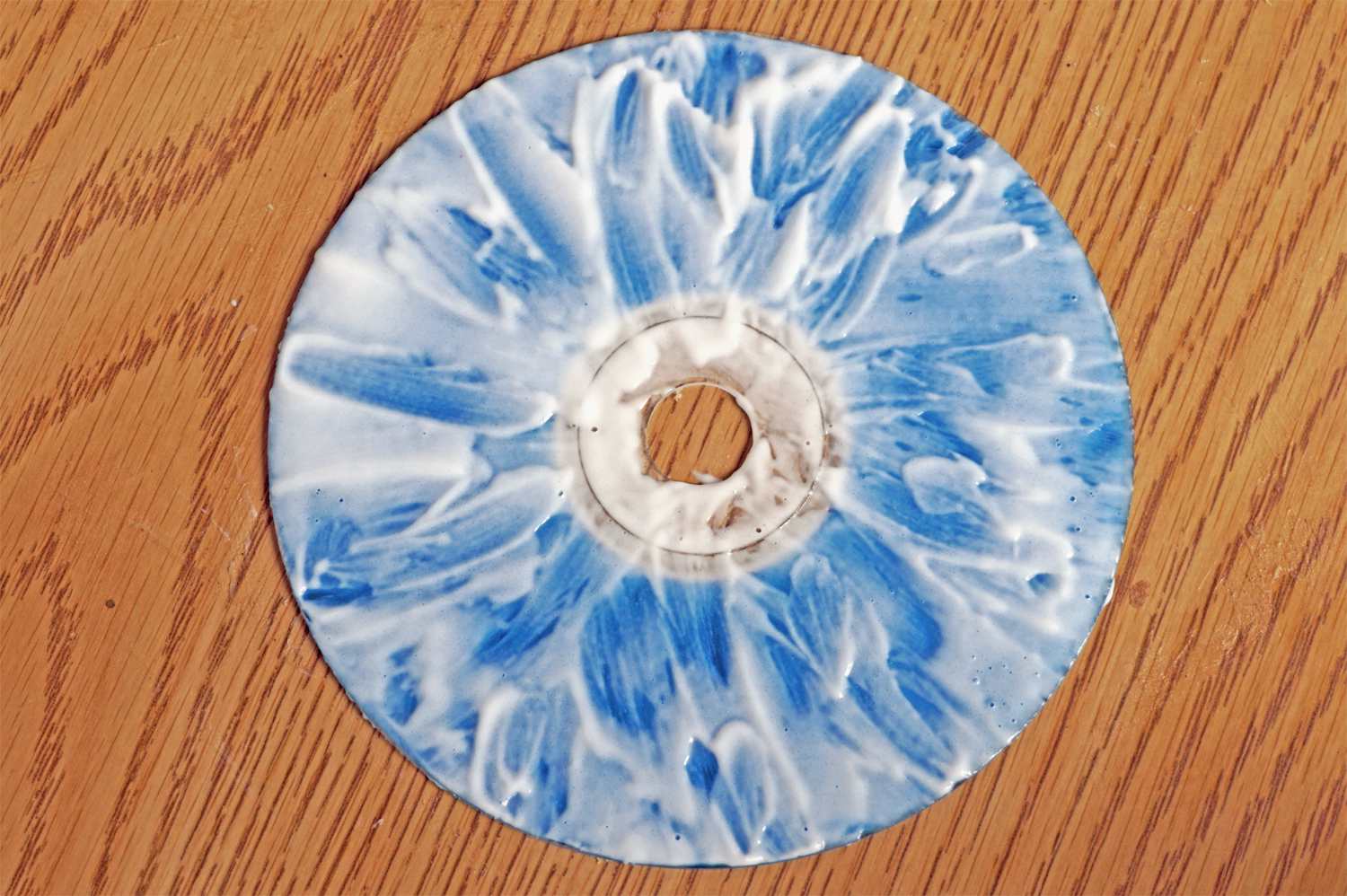 Poškrábané CD pokryté zubní pastou