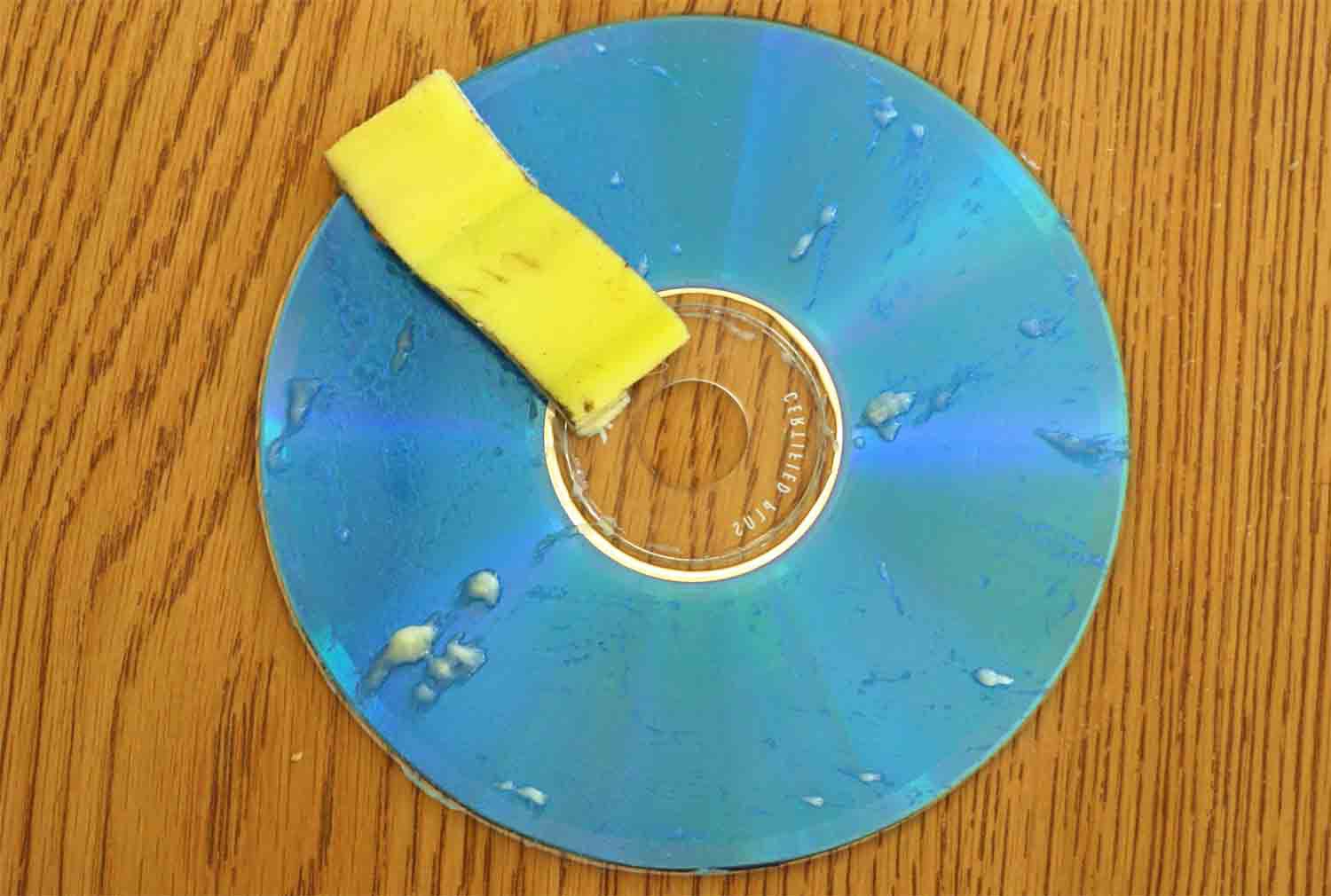 Oprava poškrábaného CD - banánová slupka