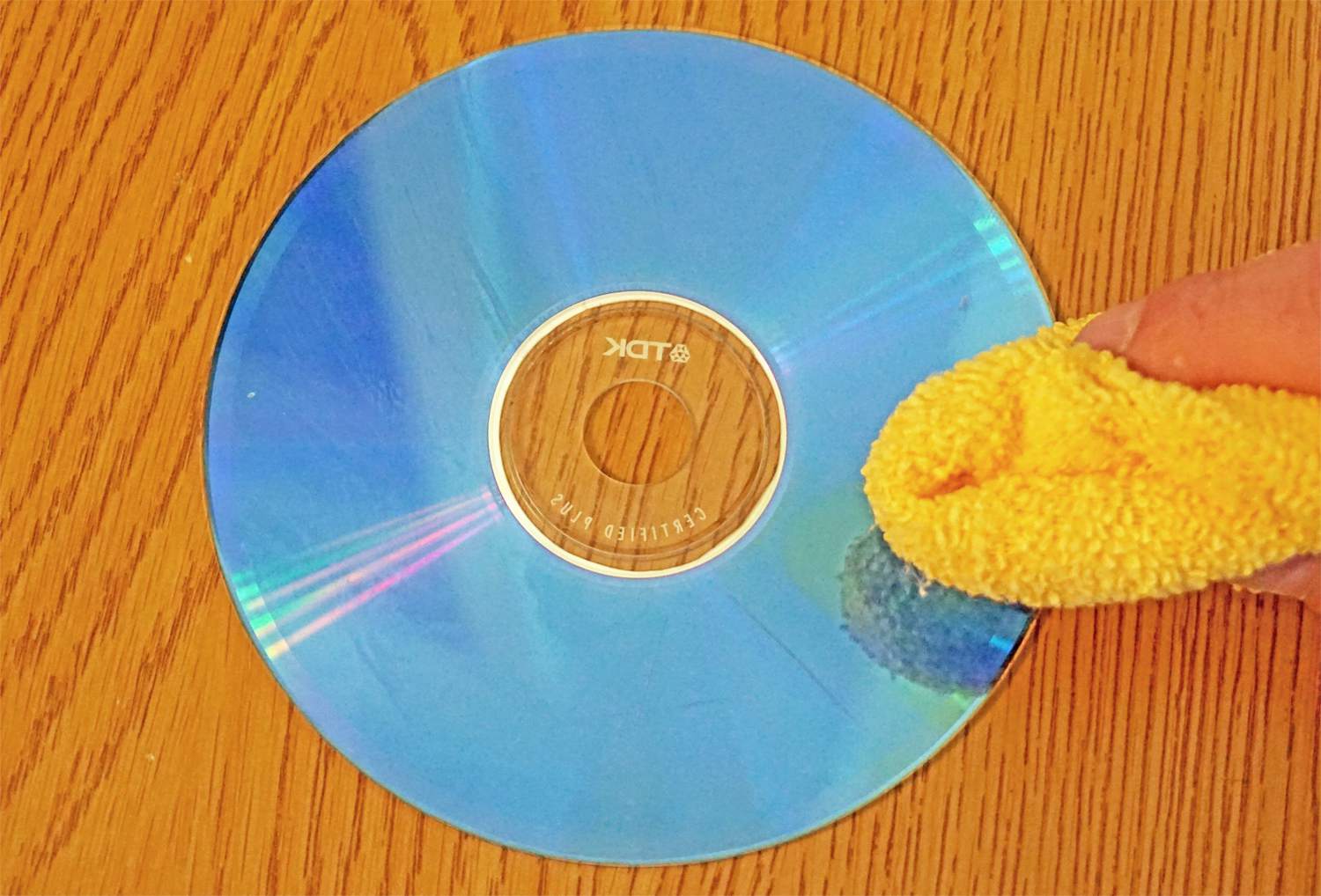 Poškrábaný CD suchý-off s hadříkem