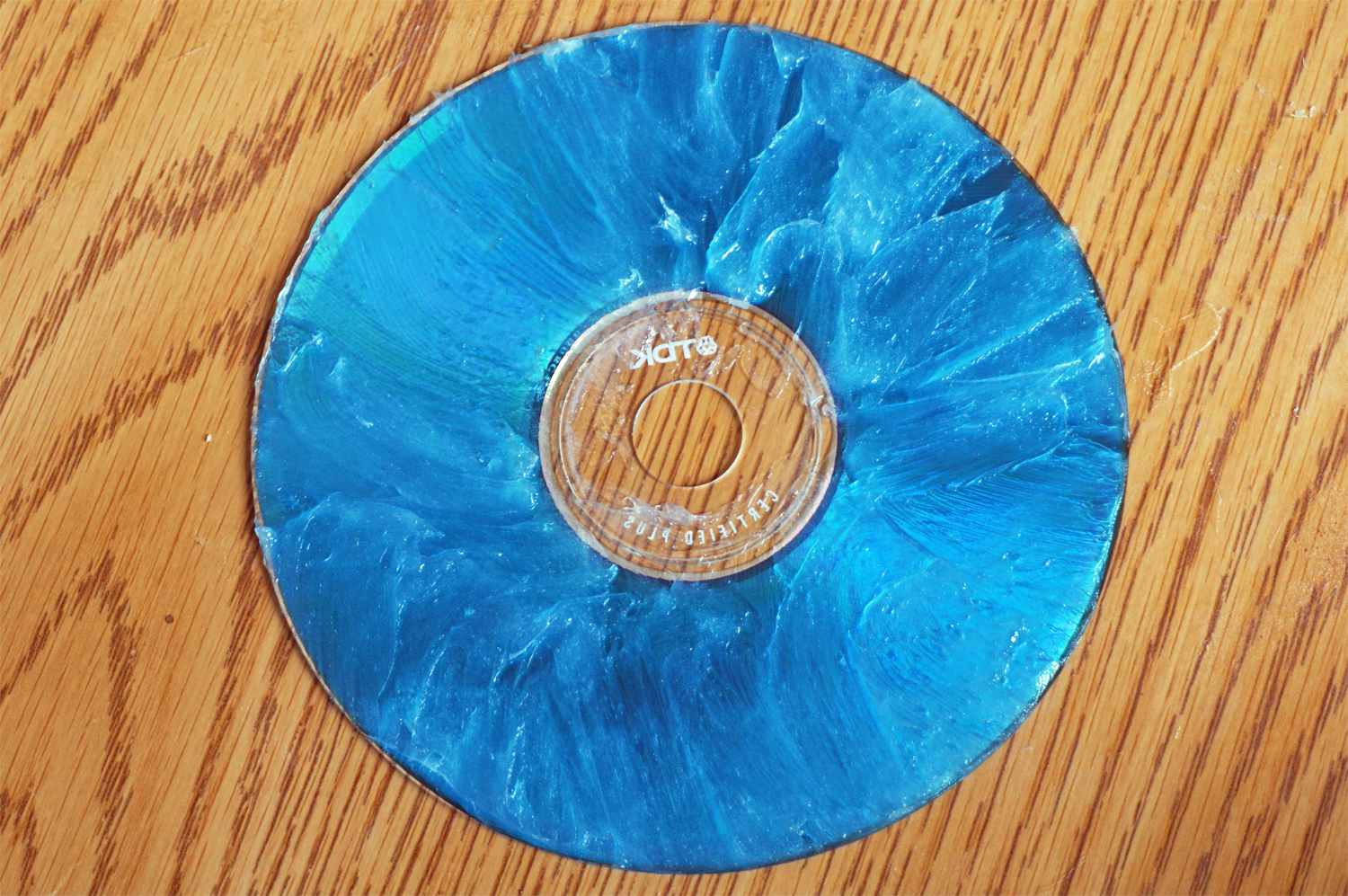 Poškrábané CD potažené voskováním