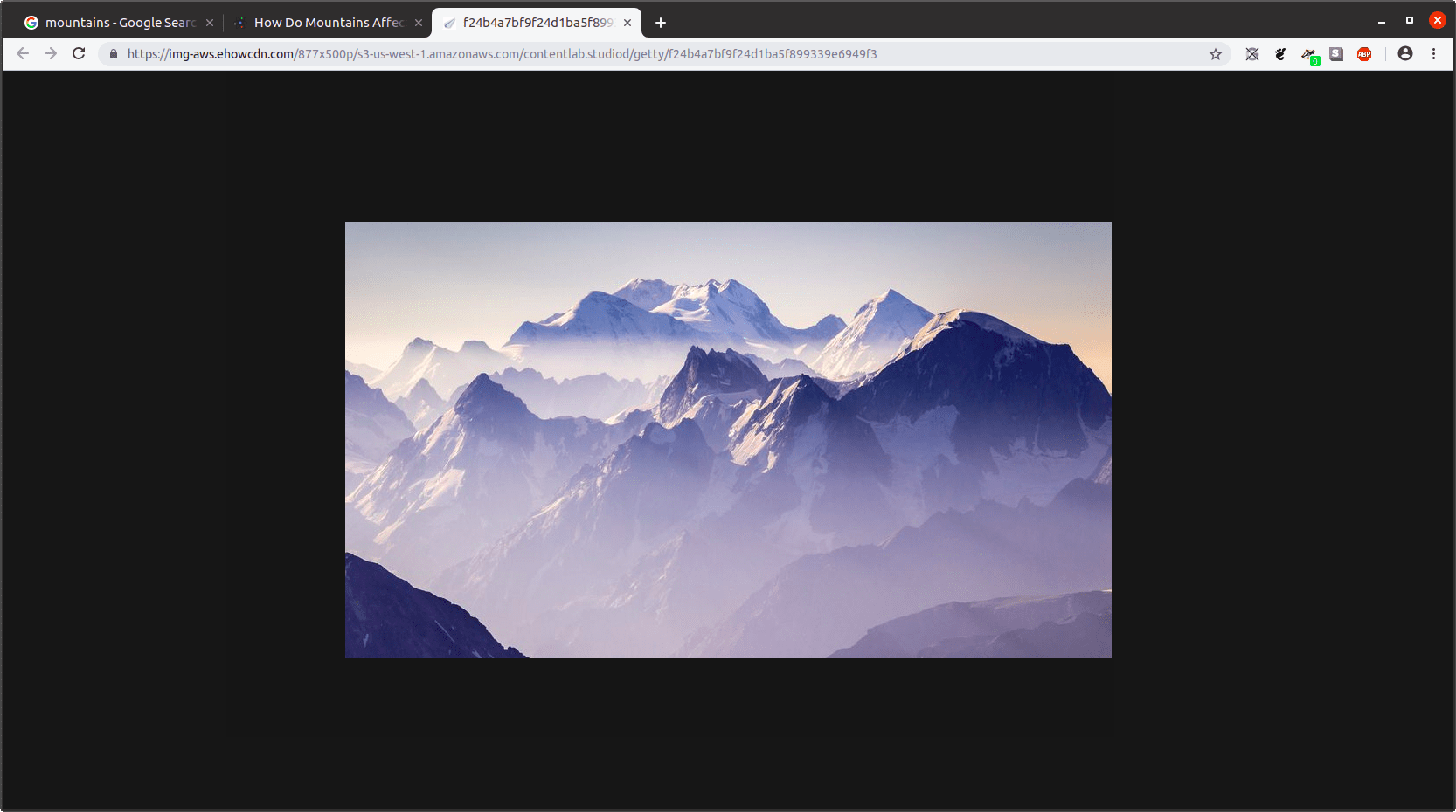 Černá webová stránka s obrazem hory uprostřed, v prohlížeči Chrome.
