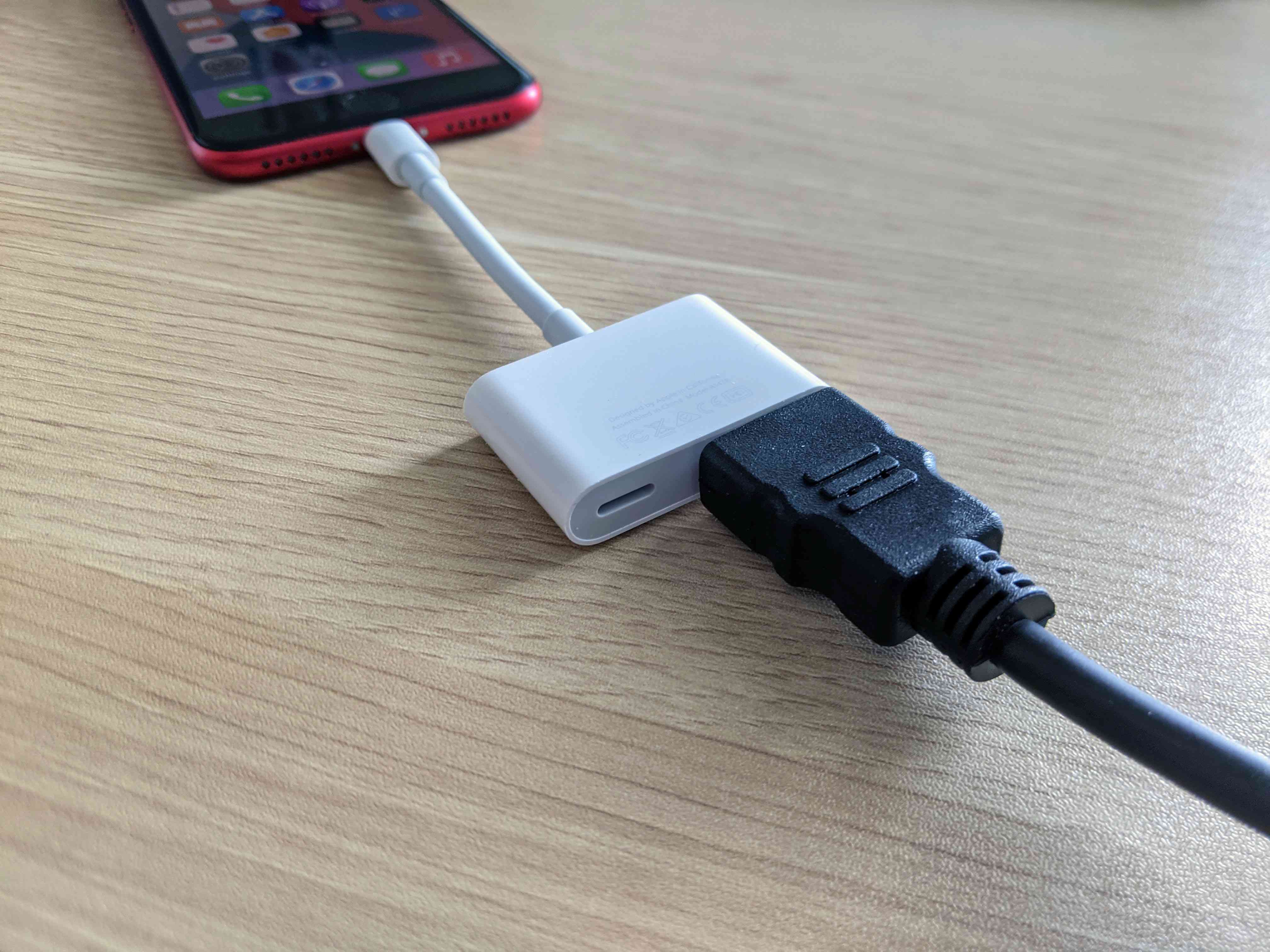 Kabel HDMI zapojený do iPhone s adaptérem.