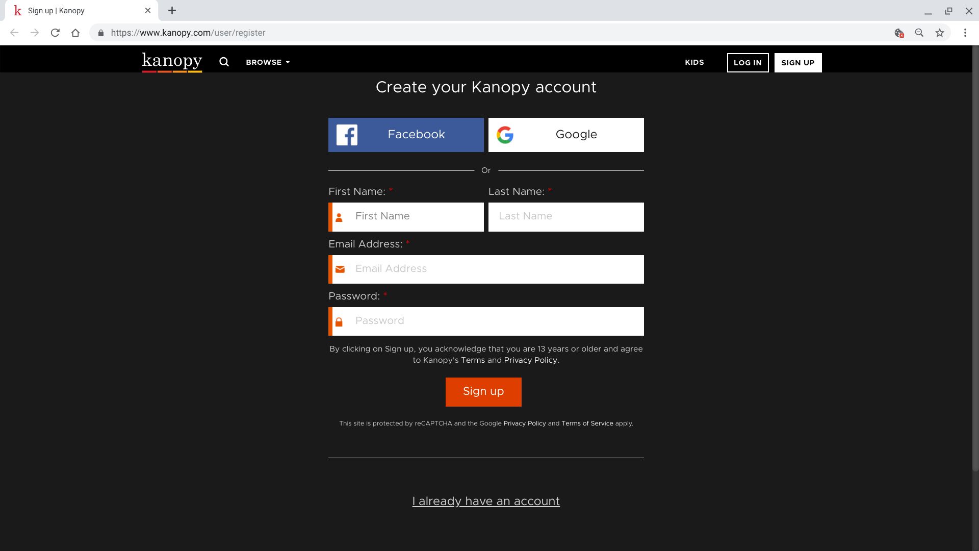 Screenshot z registrační stránky Kanopy.com;  zobrazuje možnosti přihlášení k účtu Facebook a Google spolu s polem křestního jména, příjmení, e-mailové adresy a hesla a tlačítka „Zaregistrovat“