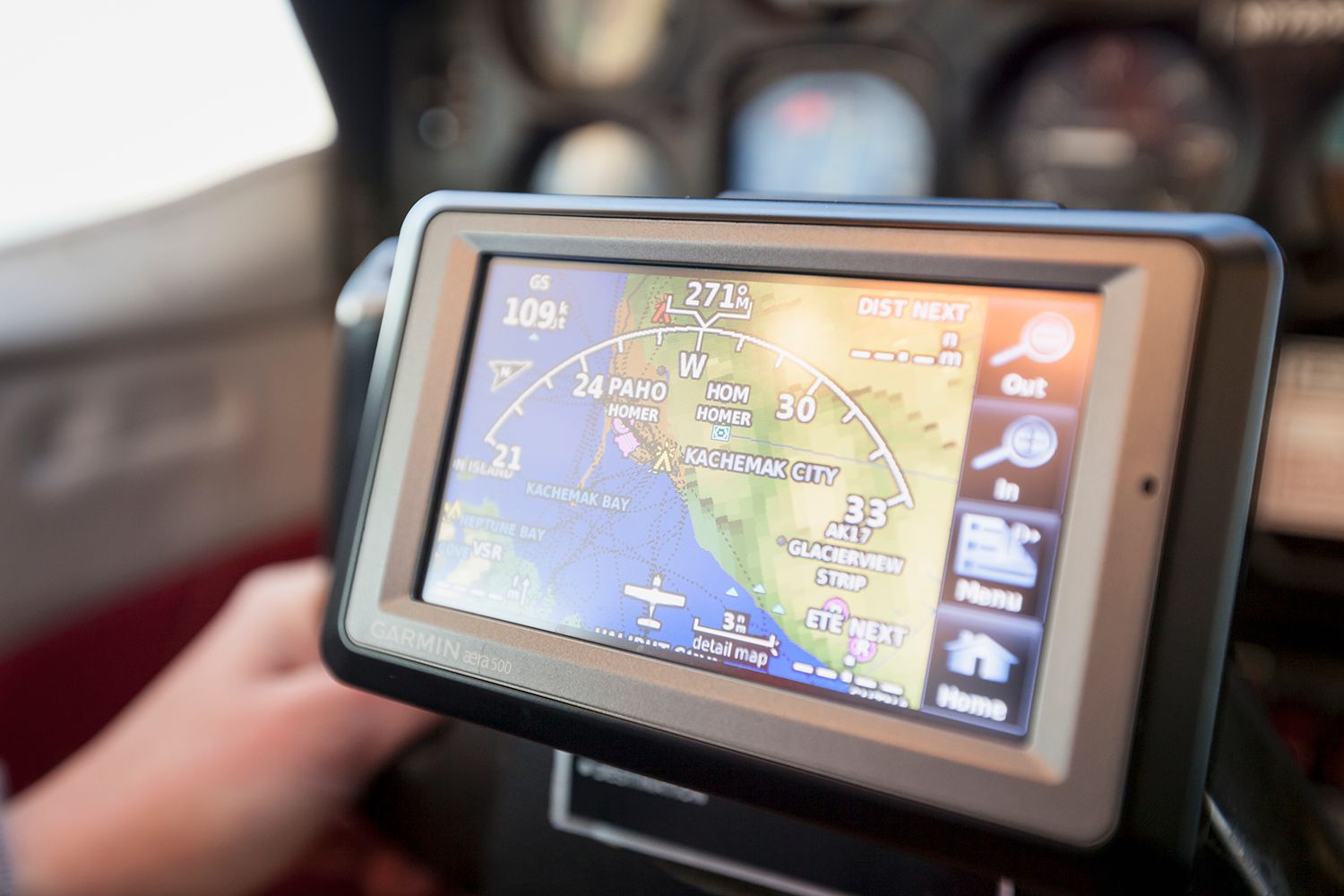 Zblízka pilotní GPS jednotky pro létání poblíž Kachemak Bay, Homer, Southcentral Aljaška.