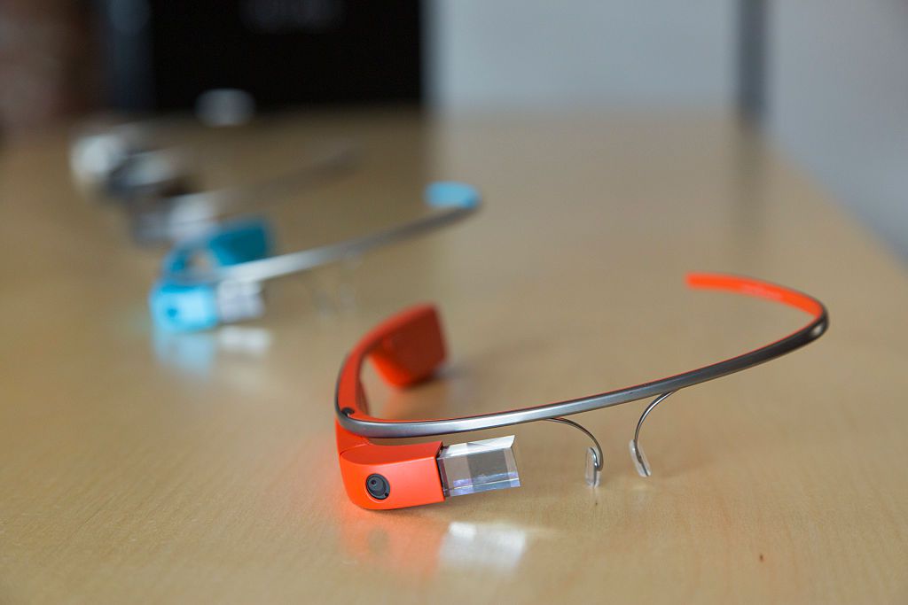 Google Glass Wearables zobrazené na stole.