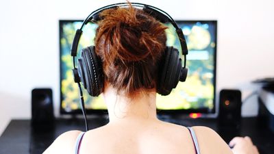 Redhaired žena streamování videohry na Twitch