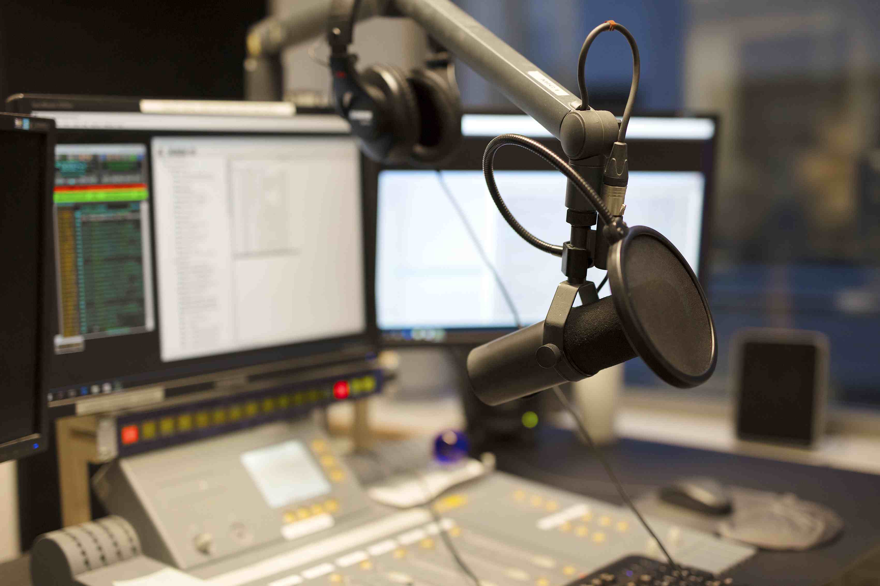 Moderní rozhlasové vysílací studio