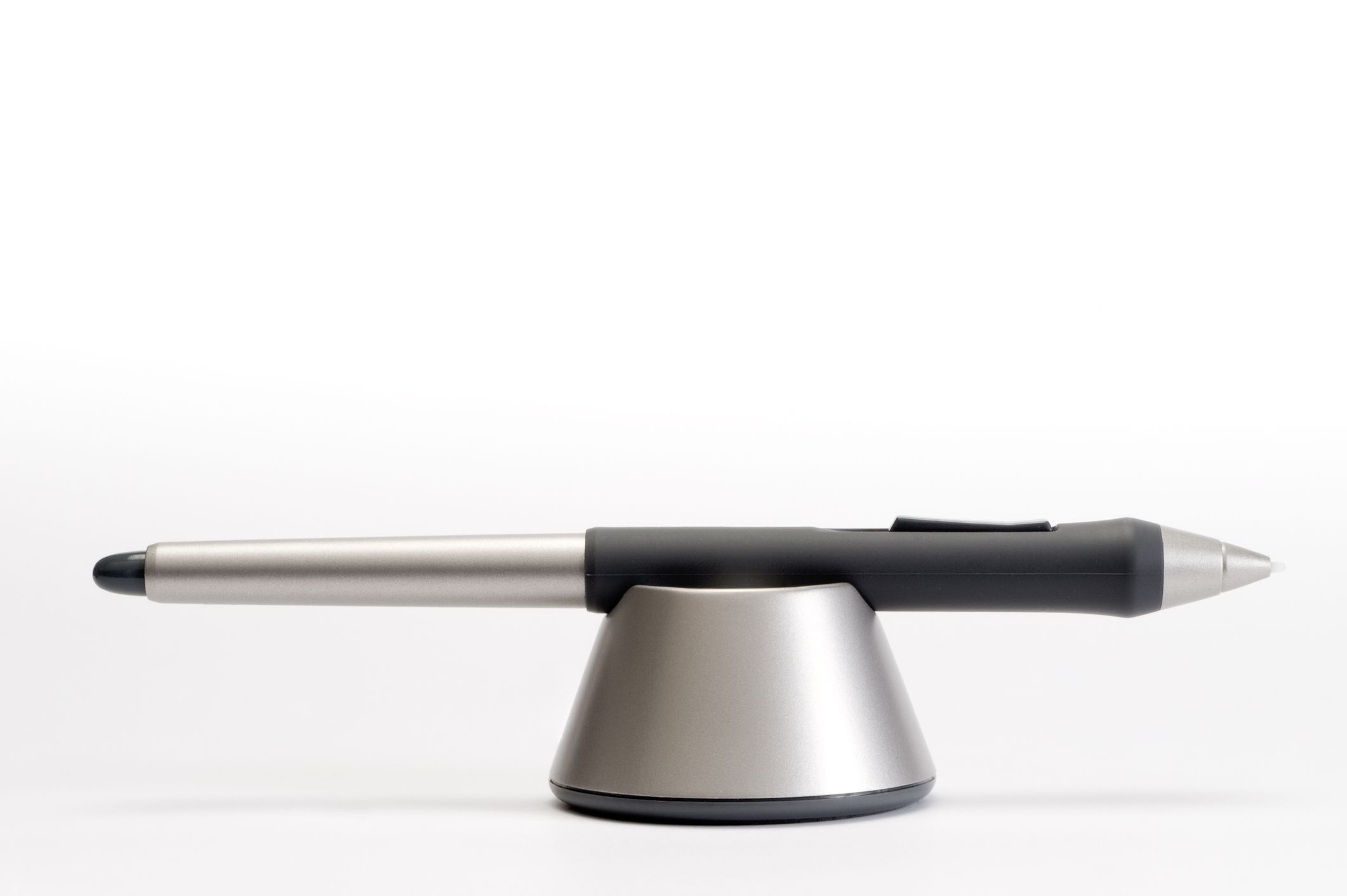 Stříbrné / černé digitalizované pero na stojanu