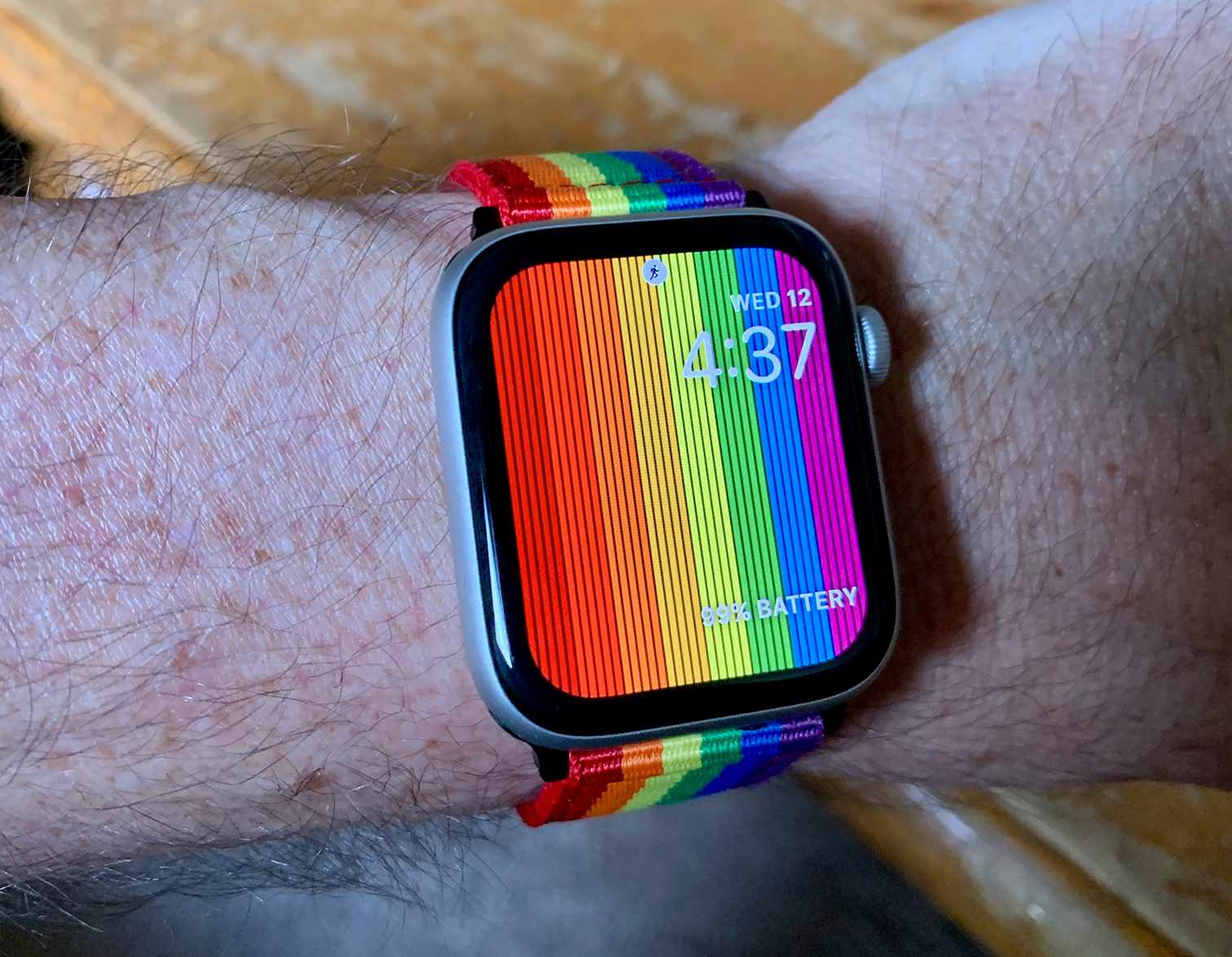 Apple Watch s duhovým pásem Pride a ciferníkem