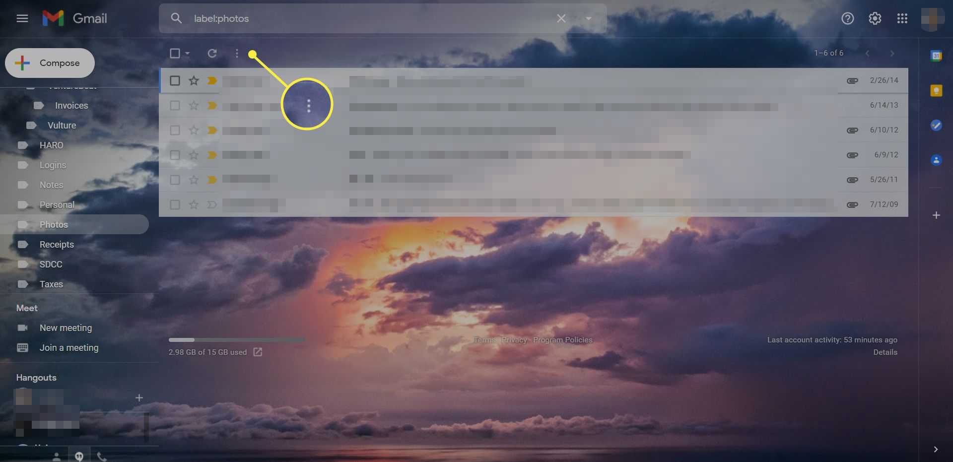 Doručená pošta služby Gmail se zvýrazněnou ikonou Více