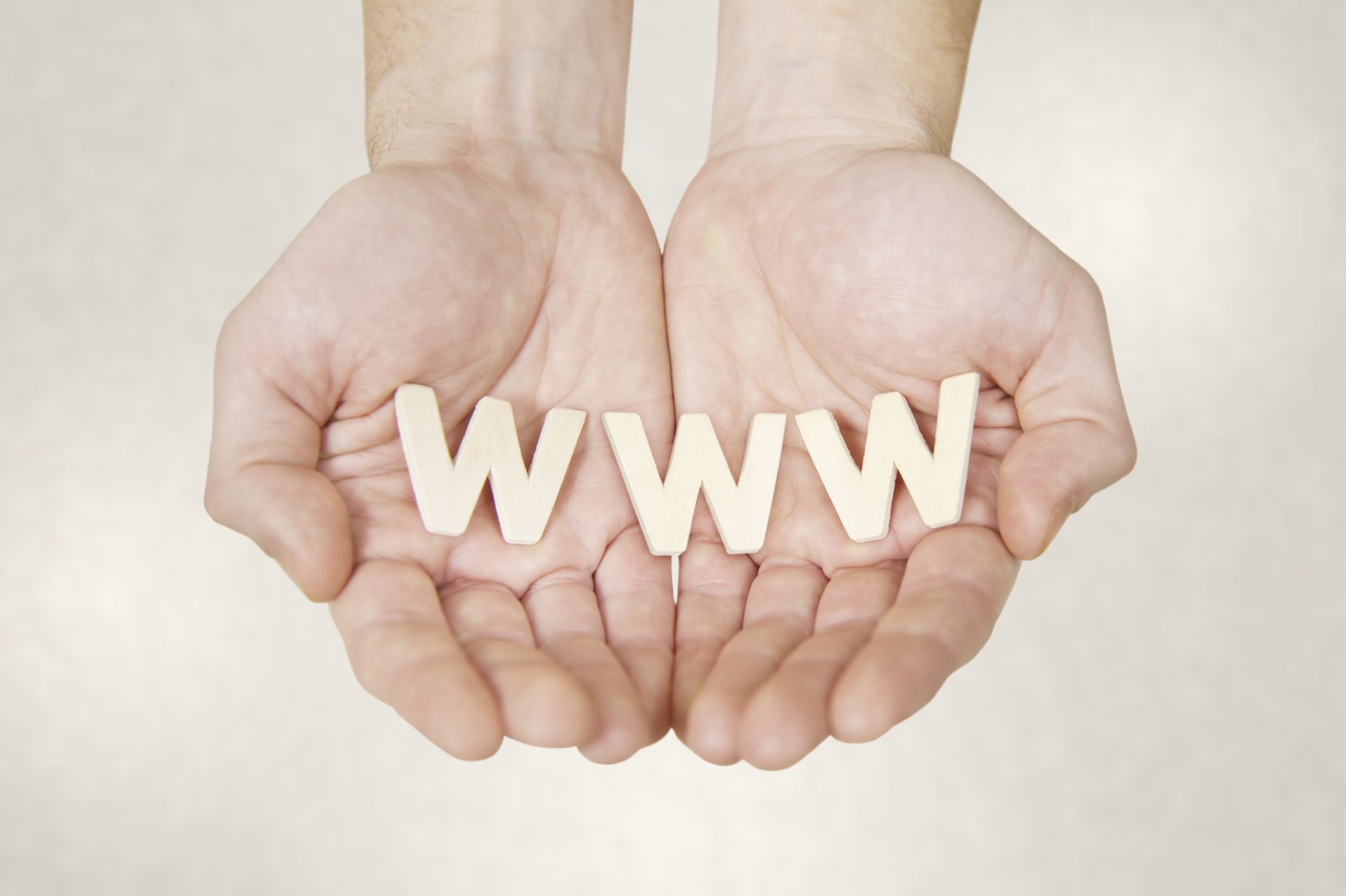 world wide web dopis bloky drží za ruce