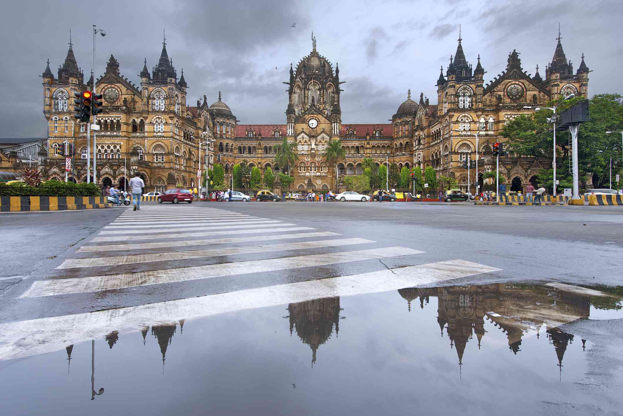 Dříve známá jako Victoria Terminus, toto je hlavní nádraží v Bombaji, které se odráží v kalužích vody po monzunovém dešti.