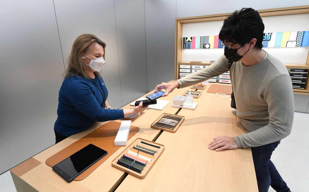 Zákazník z obchodů v Sydney pro své nové hodinky Apple Watch Series 6 v Apple Store.