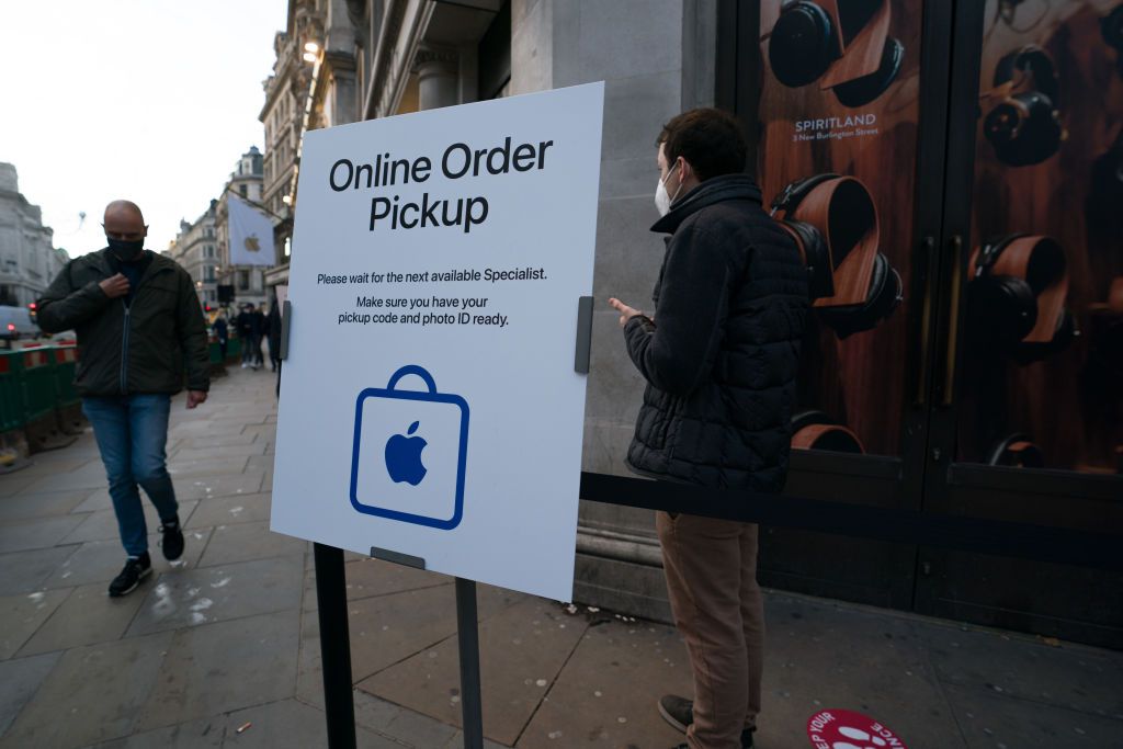 Zákazníci se společensky distancují, když čekají na nový iPhone 12 a iPhone 12 Pro v den uvedení v Londýně v Anglii.