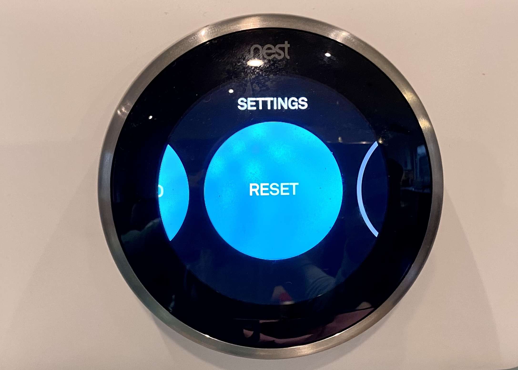 Nabídka termostatu Nest zobrazující Reset.