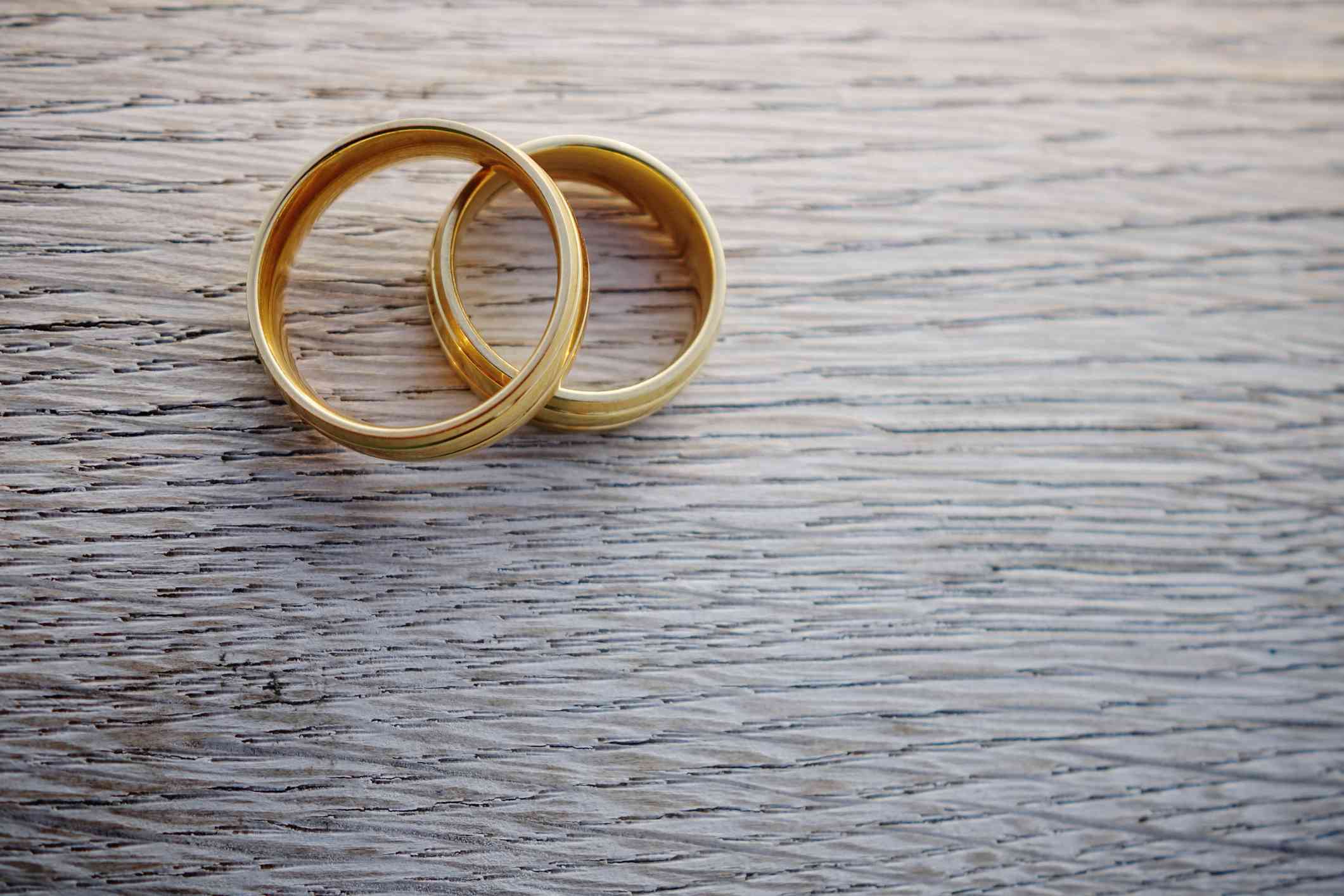 Pár zlatých snubních prstenů symbolizuje manželství.  Zde se dozvíte sociologickou definici.