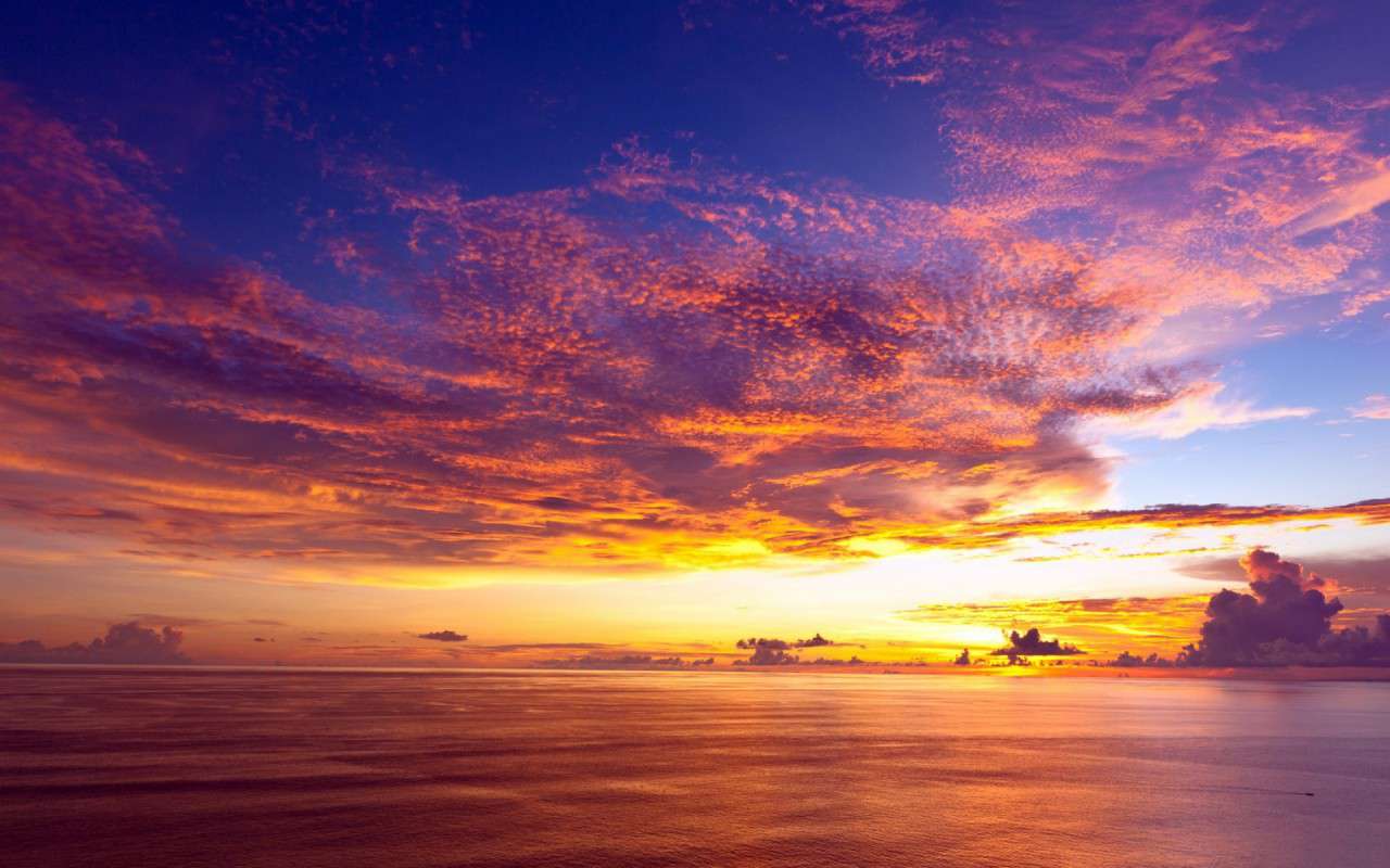 Zdarma oceánská tapeta s růžovým západem slunce a mraky nad oceánem