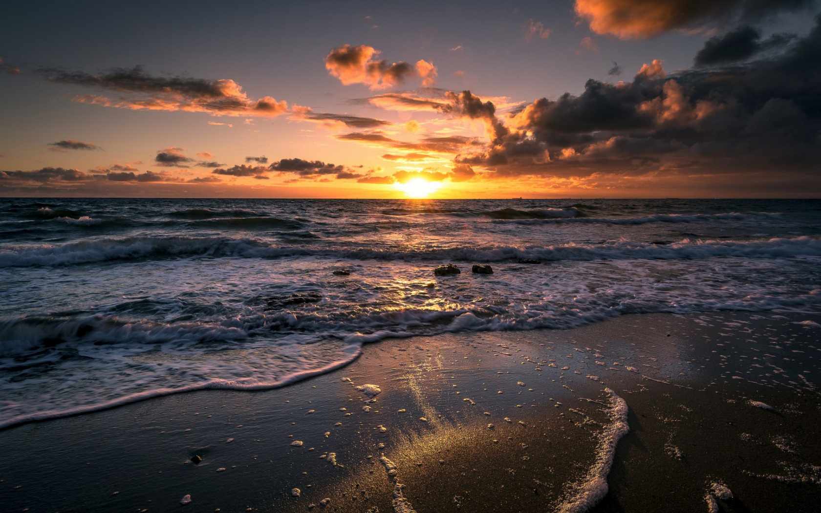 Zdarma tapeta na oceán s výhledem na pláž při východu slunce nad pěnovým oceánem