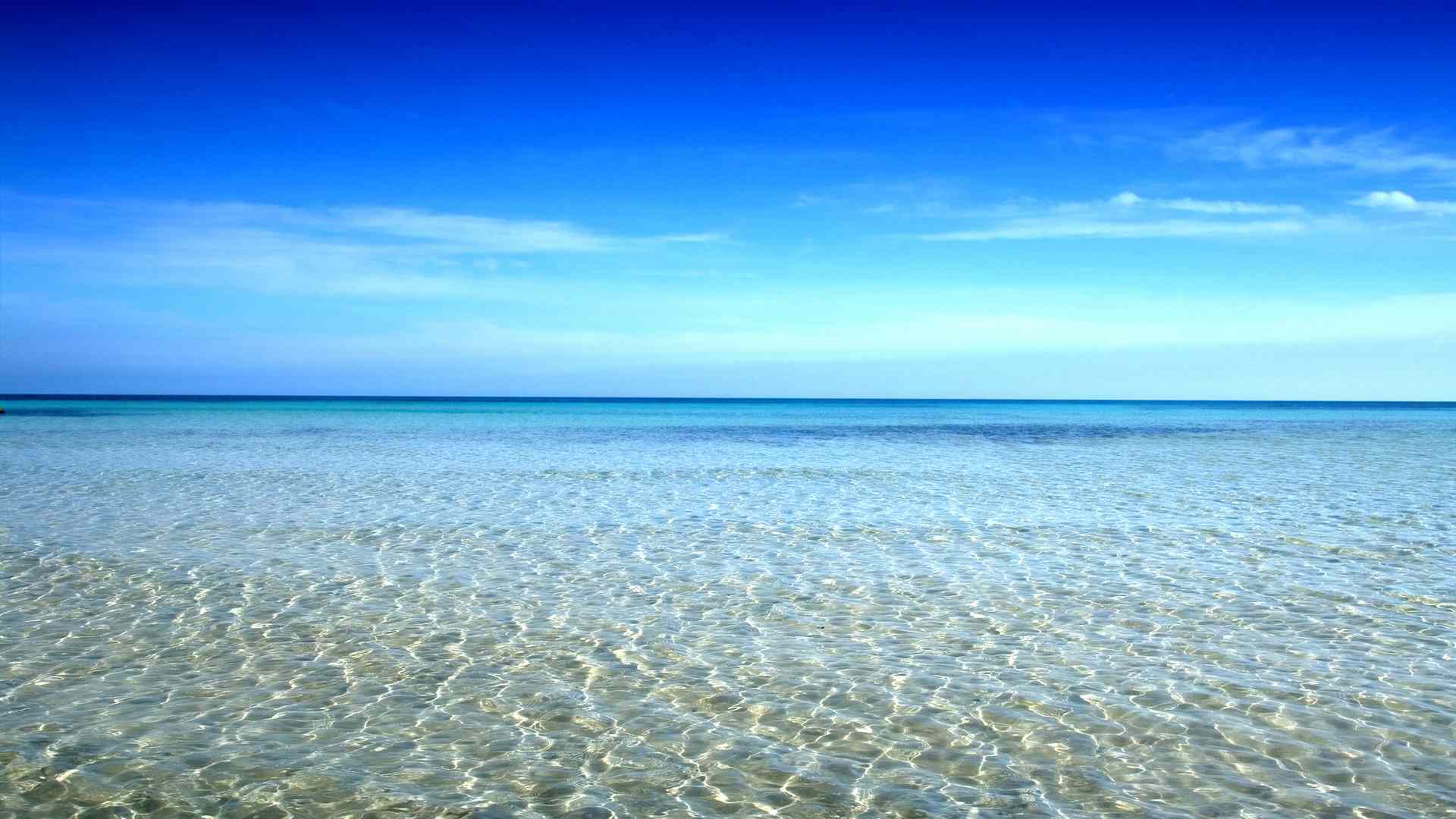 Zdarma oceánská tapeta s tichým oceánem a mraky na modré obloze