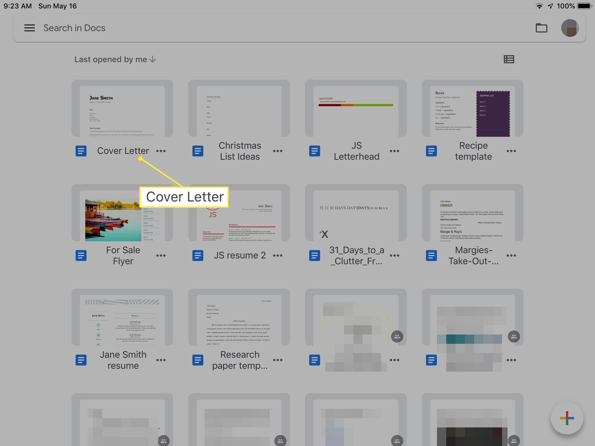 Aplikace Dokumenty na iPadu zobrazující miniatury dokumentů s jednou vybranou
