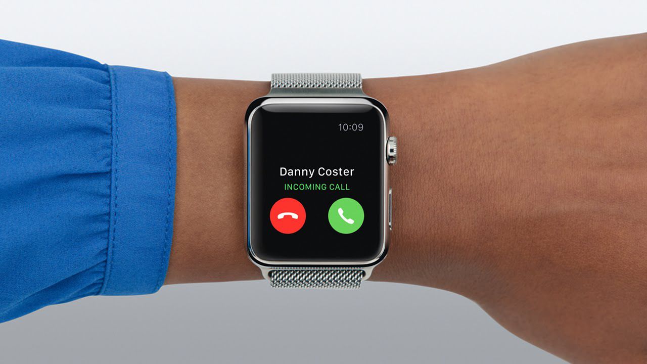 Apple Watch na zápěstí přijímající telefonní hovor