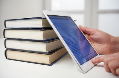 Obrázek knih a tabletu s ebookem