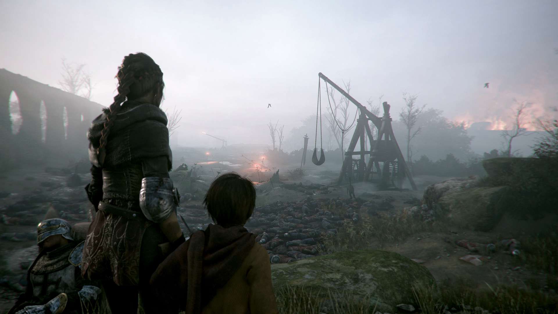 Amicia a Hugo se dívají na zničené bojiště ve filmu A Plague Tale: Innocence