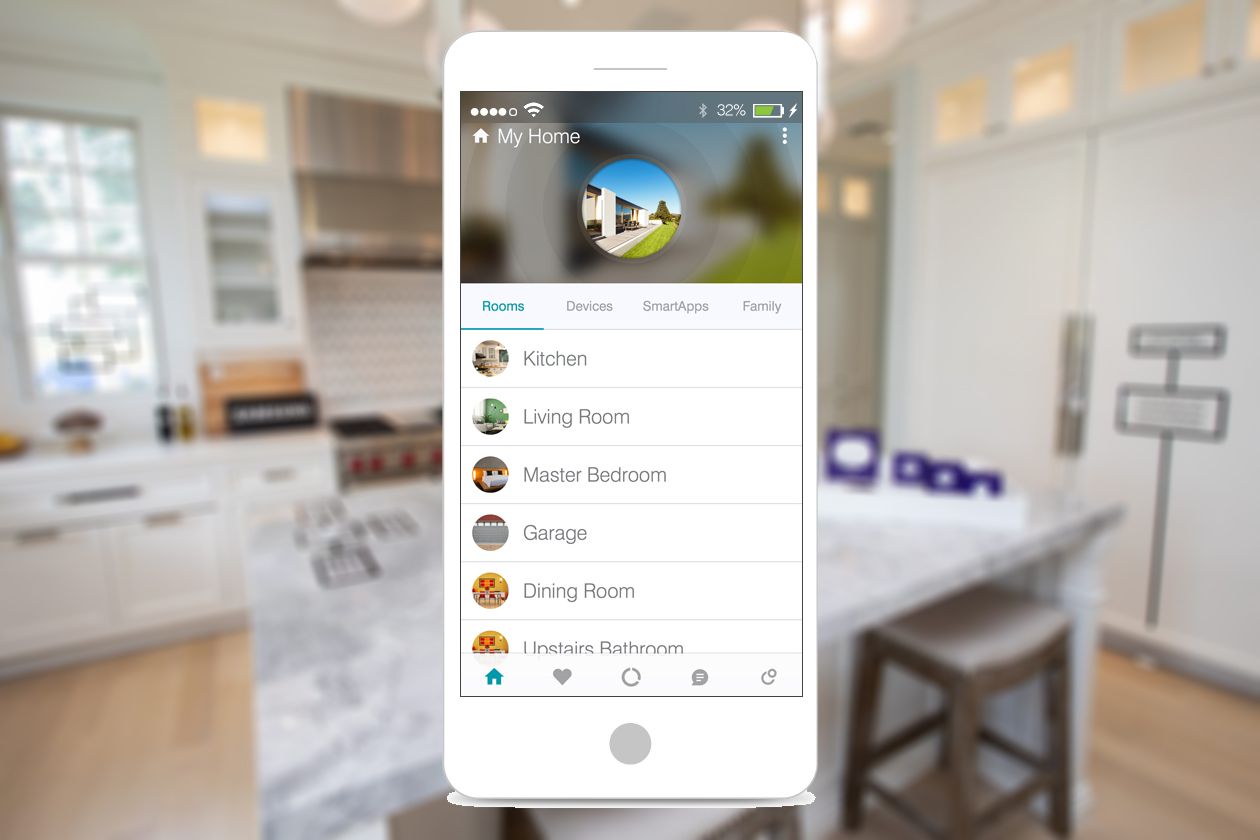 Screenshot mobilní aplikace navrstvené na rozmazaný obraz kuchyně SmartThings