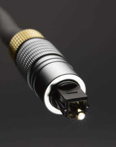 Zblízka pohled na digitální audio kabel z optických vláken