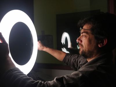 Fotograf drží prsten světlo