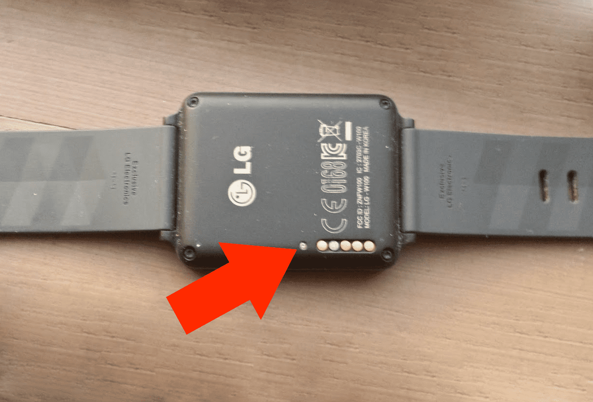 Tajný přepínač, který umožňuje zapnout hodinky G Watch, když jsou vypnuté.