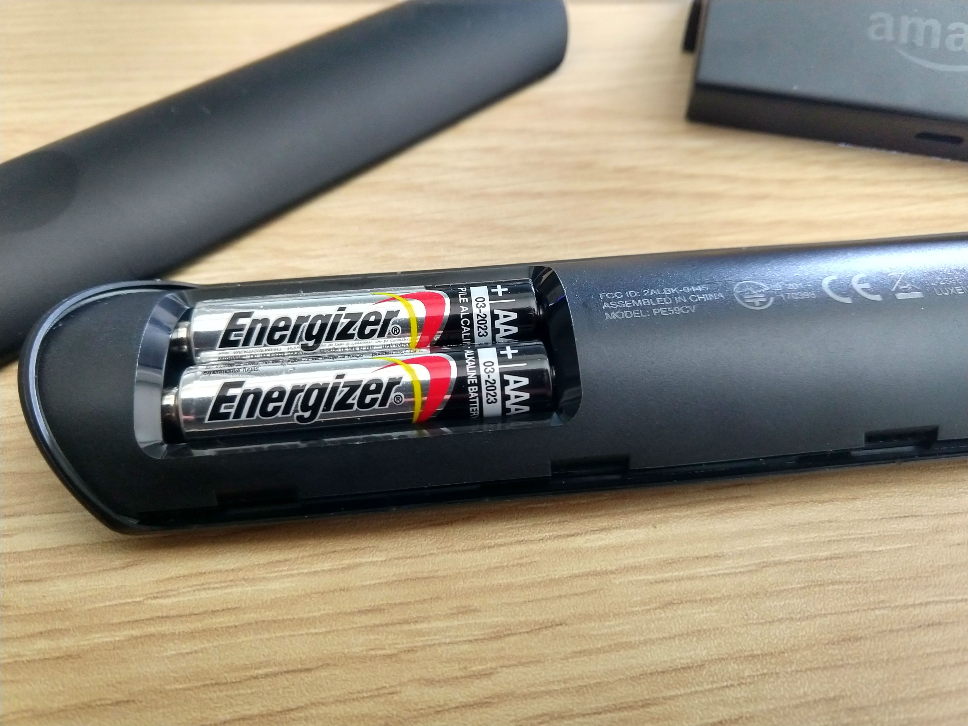 Fotografie nových baterií v dálkovém ovladači Fire Stick.