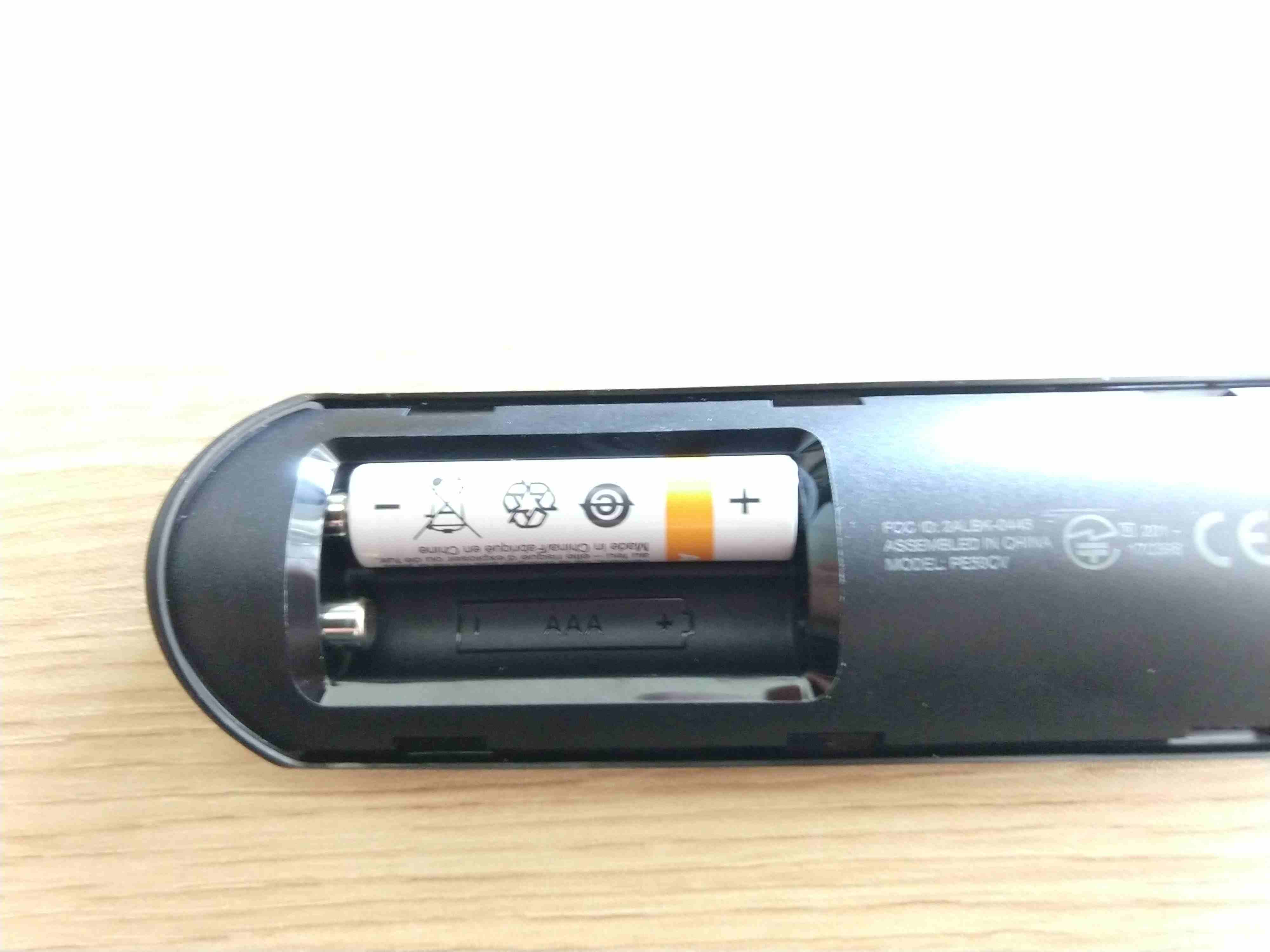 Fotografie bateriového prostoru dálkového ovladače Fire Stick, která ukazuje, jak instalovat baterie.