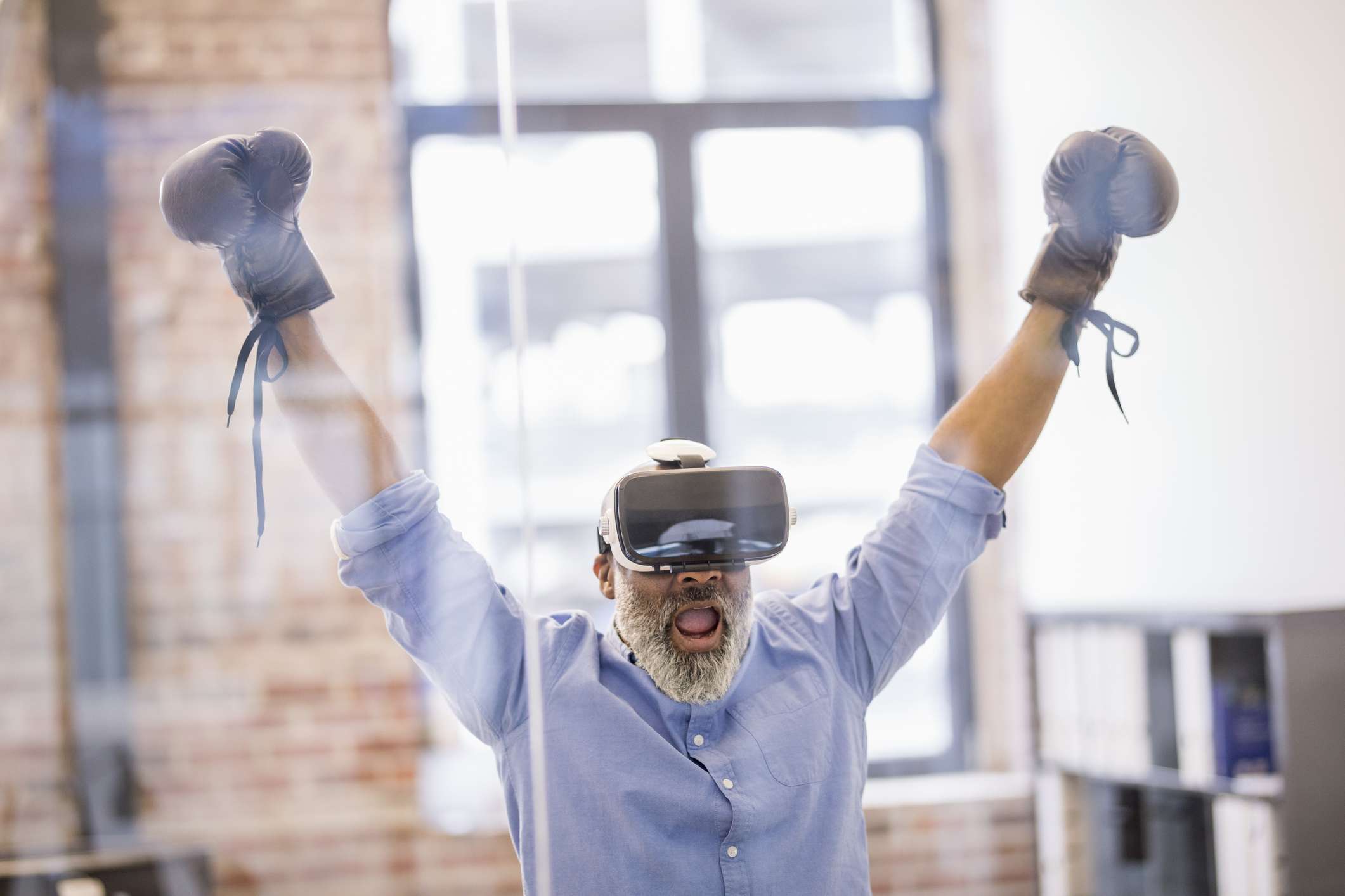 Obchodník s brýlemi pro virtuální realitu a Boxerské rukavice v kanceláři