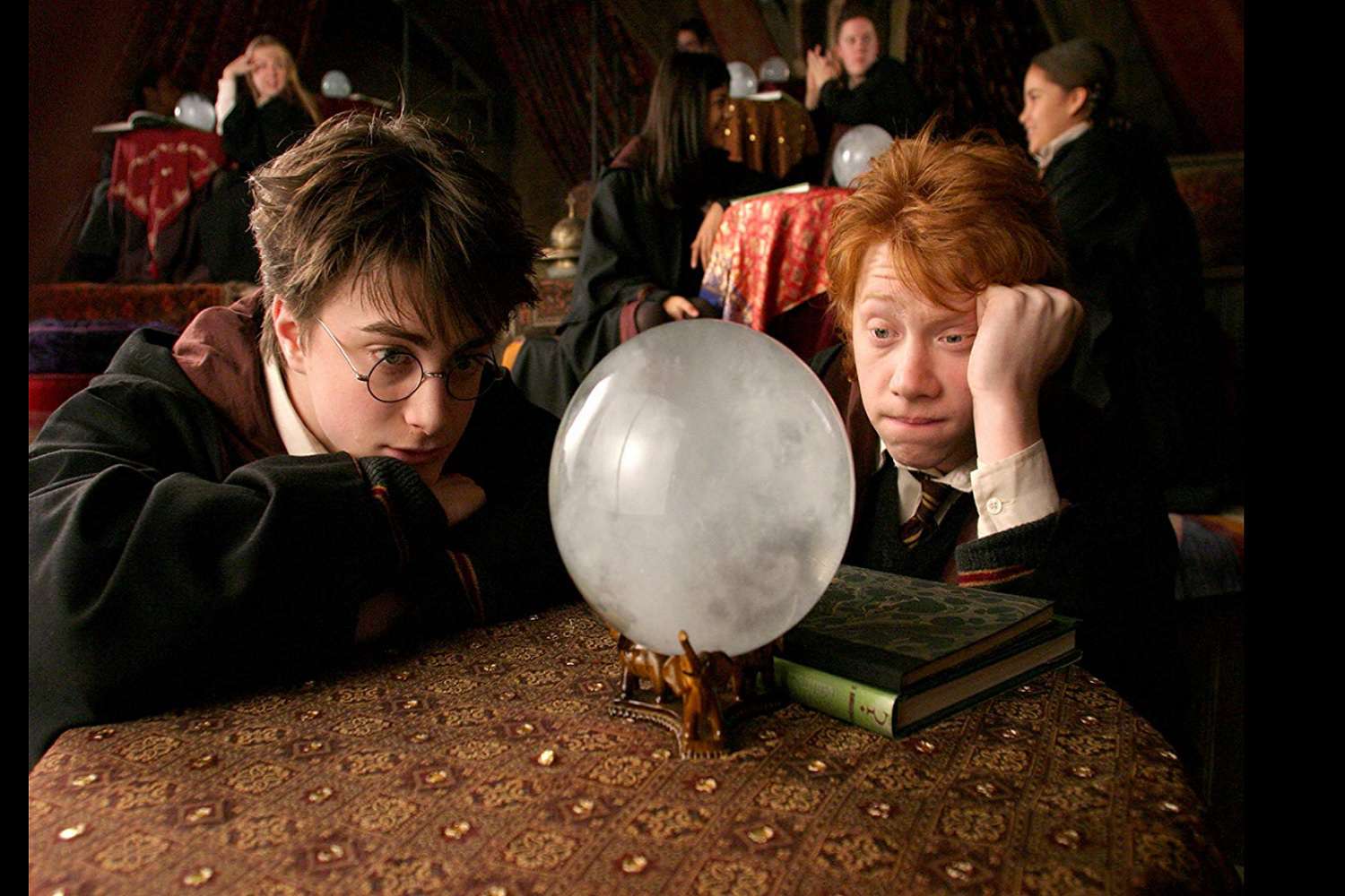 Screenshot scény z filmu Harry Potter a vězeň z Azkabanu.  Postavy, Harry Potter a Ron Weasley, hledí na křišťálovou kouli.