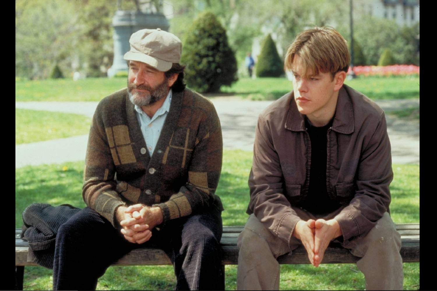 Screenshot ze scény z filmu Lov na dobrou vůli.  Postavy Sean a Will sedí vedle sebe na lavičce.