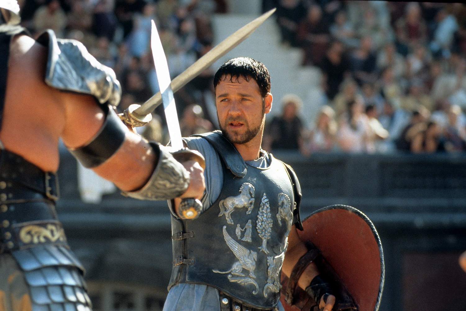 Fotografie scény z filmu Gladiátor s hlavní postavou Maxima, kterou hraje Russell Crowe.