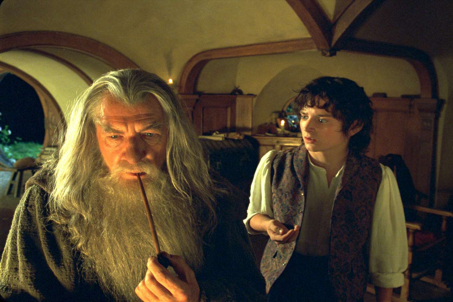 Fotografie scény z filmu Pán prstenů: Společenstvo prstenu.  Na scéně jsou postavy Gandalf a Frodo.