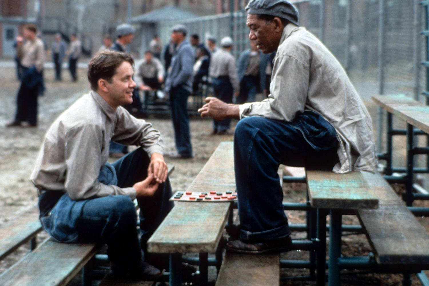 Fotografie scény z filmu Vykoupení z věznice Shawshank.  Na scéně jsou postavy Red a Andy.