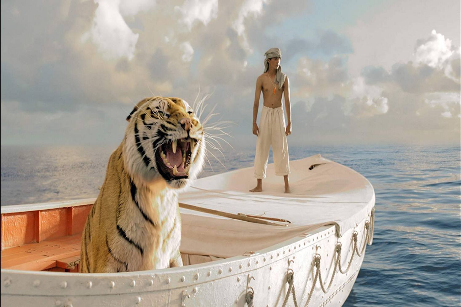 Screenshot scény z filmu Život Pi.  Na scéně je hlavní postava Pi Patel a tygr jménem Richard Parker.
