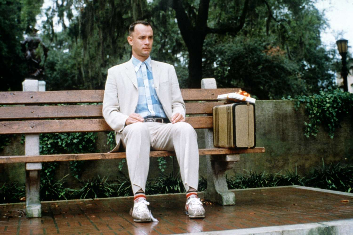Fotografie scény z filmu Forrest Gump.  Titulní postava sedí na lavičce.