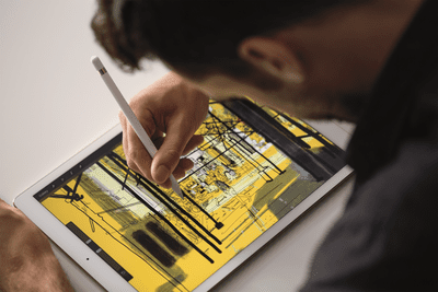 Muž navrhování s perem Apple na iPadu