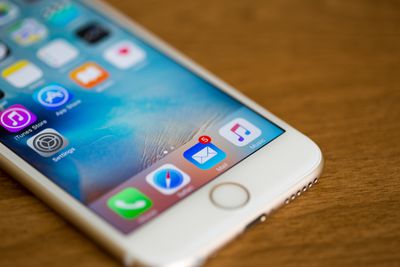 E-mailová aplikace na obrazovce iPhone 6S