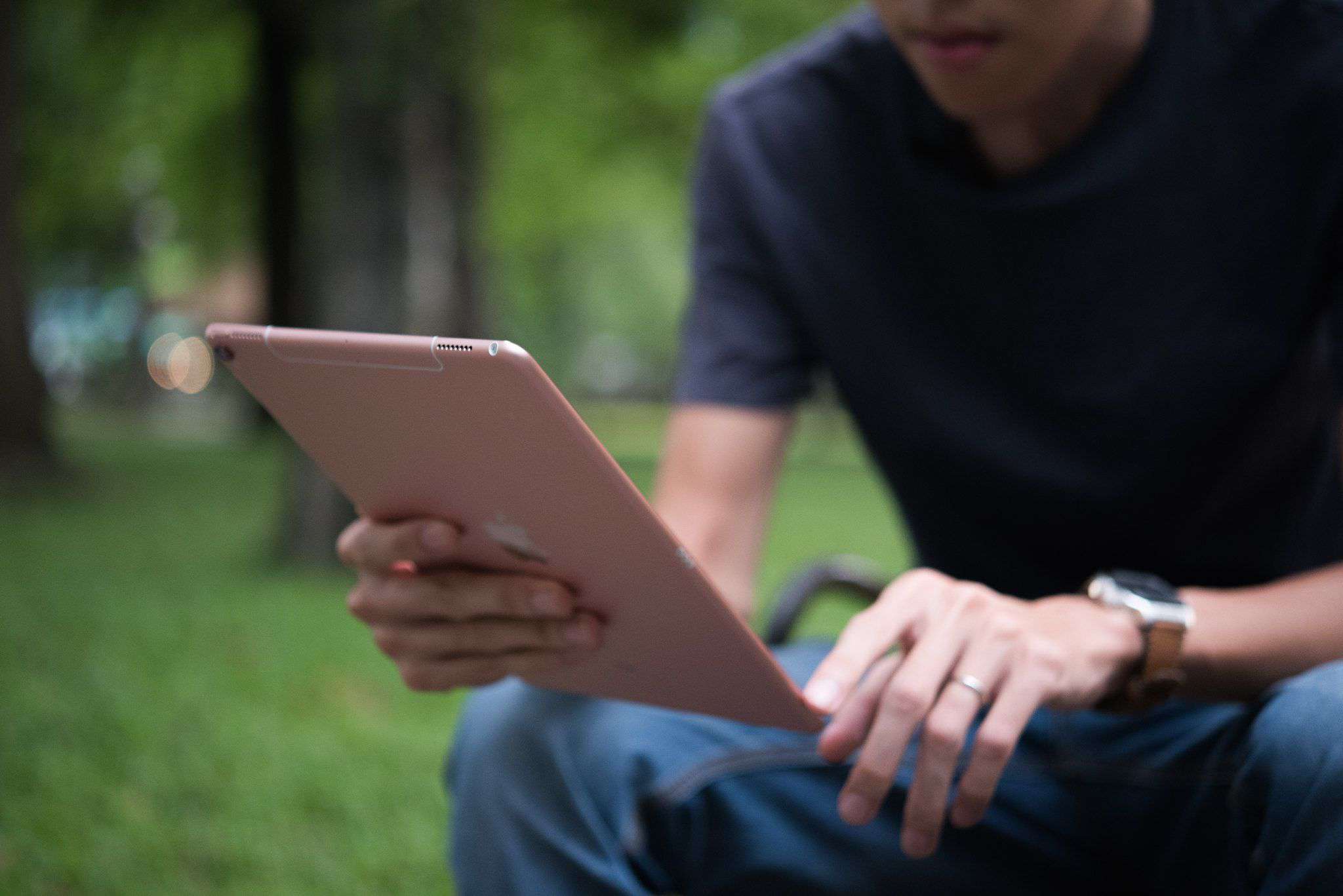 Mladý muž připravuje svůj nový iPad