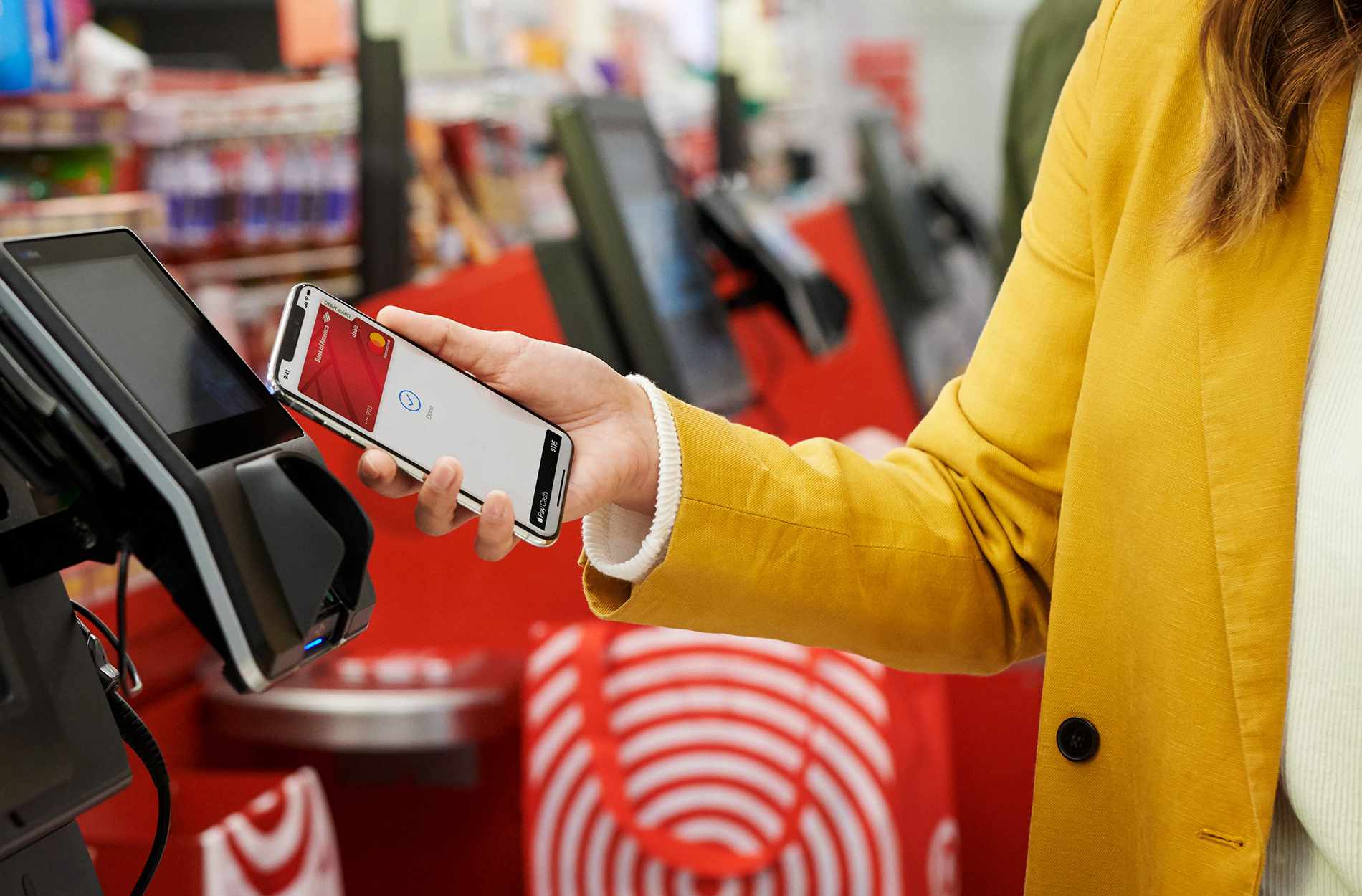Fotografie ženy, která používá Apple Pay na Target