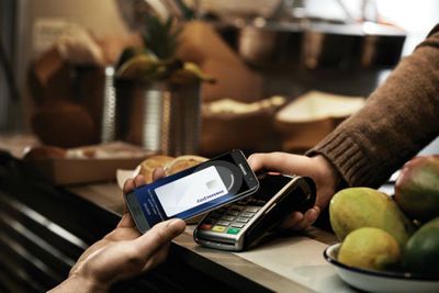 Osoba využívající Samsung Pay k nákupu v maloobchodě.