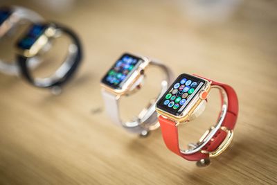 Apple Watch zobrazené na stole