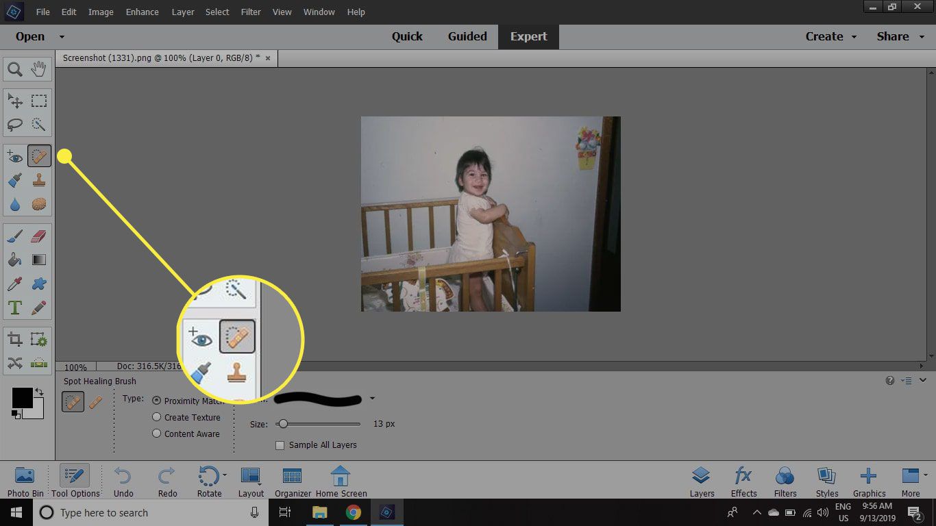 Snímek obrazovky aplikace Photoshop Elements se zvýrazněným nástrojem Spot Healing