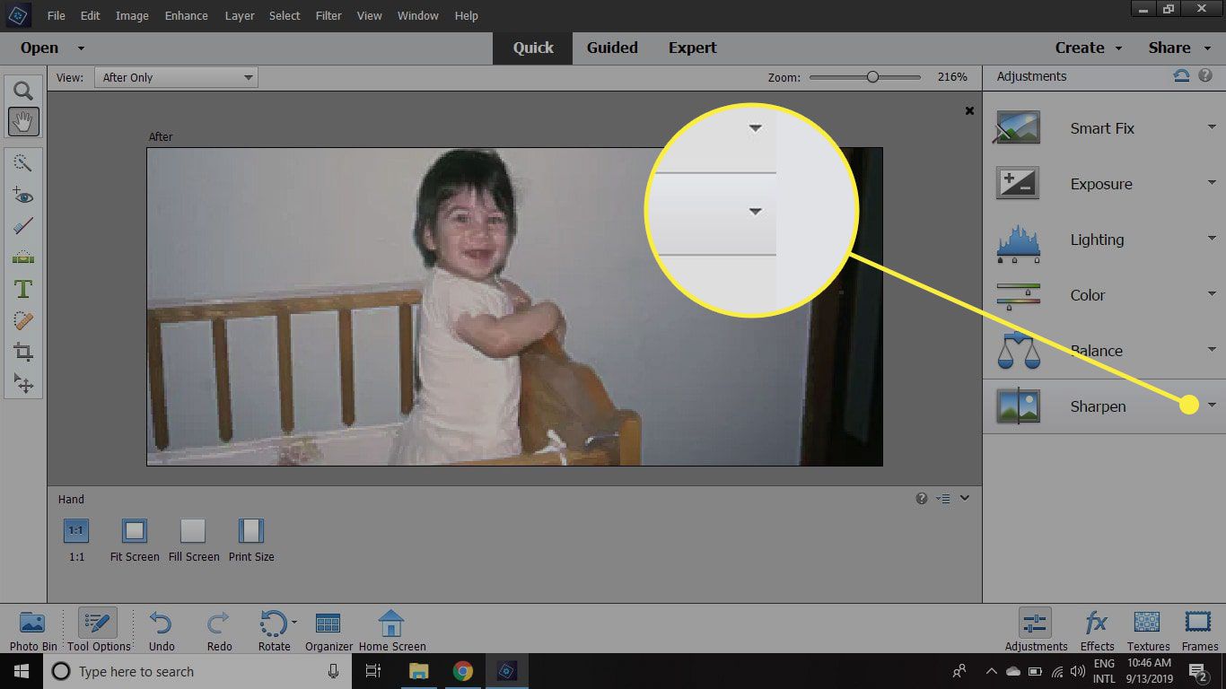 Snímek obrazovky aplikace Photoshop Elements se zvýrazněnou šipkou vedle položky Zaostřit